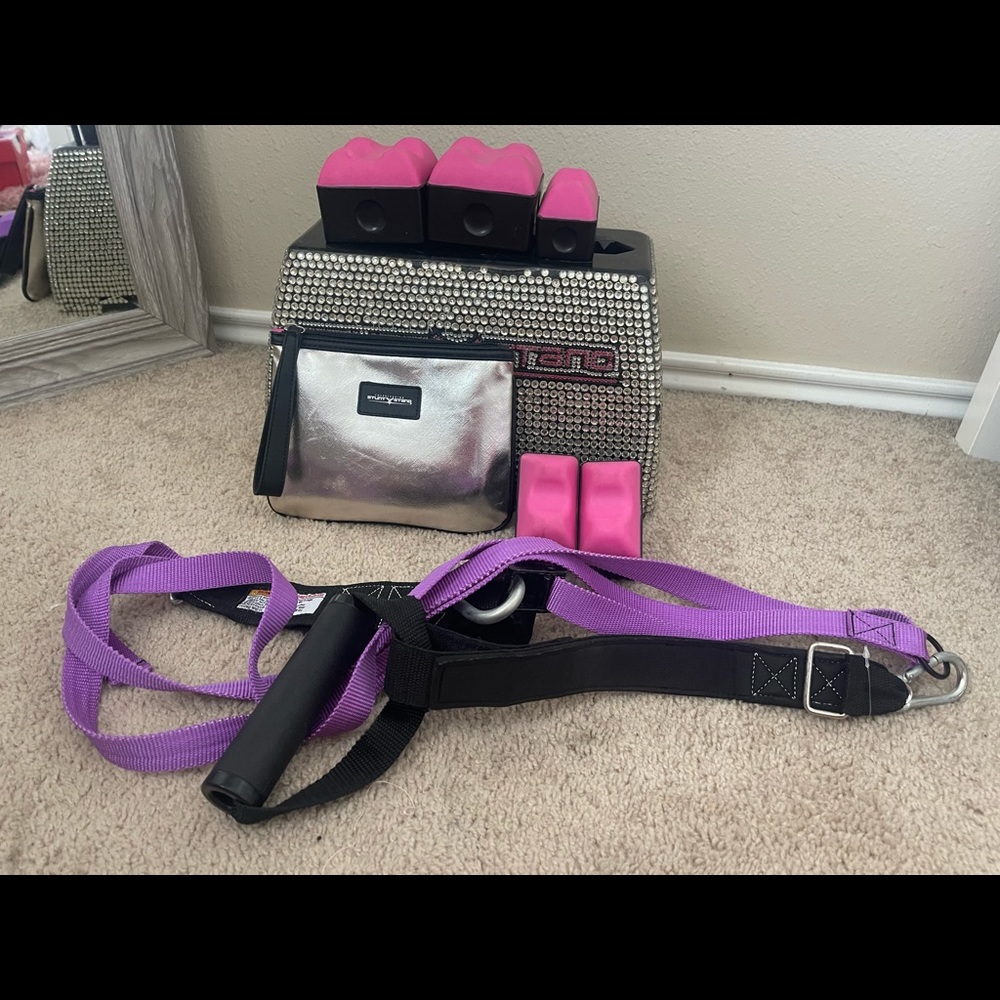 Cheer stunt stand